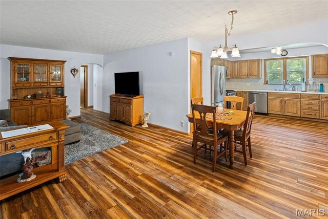 907 Taylor Avenue, Godfrey, IL 62035