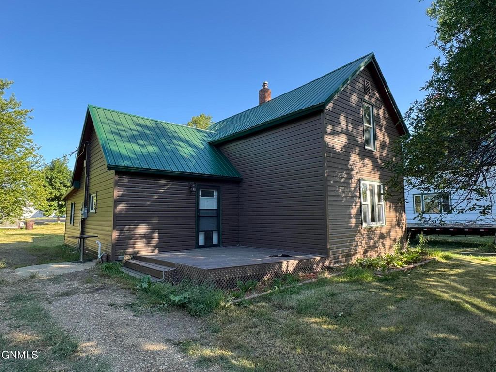 208 Roosevelt Avenue NE, Bowbells, ND 58721 photo 1