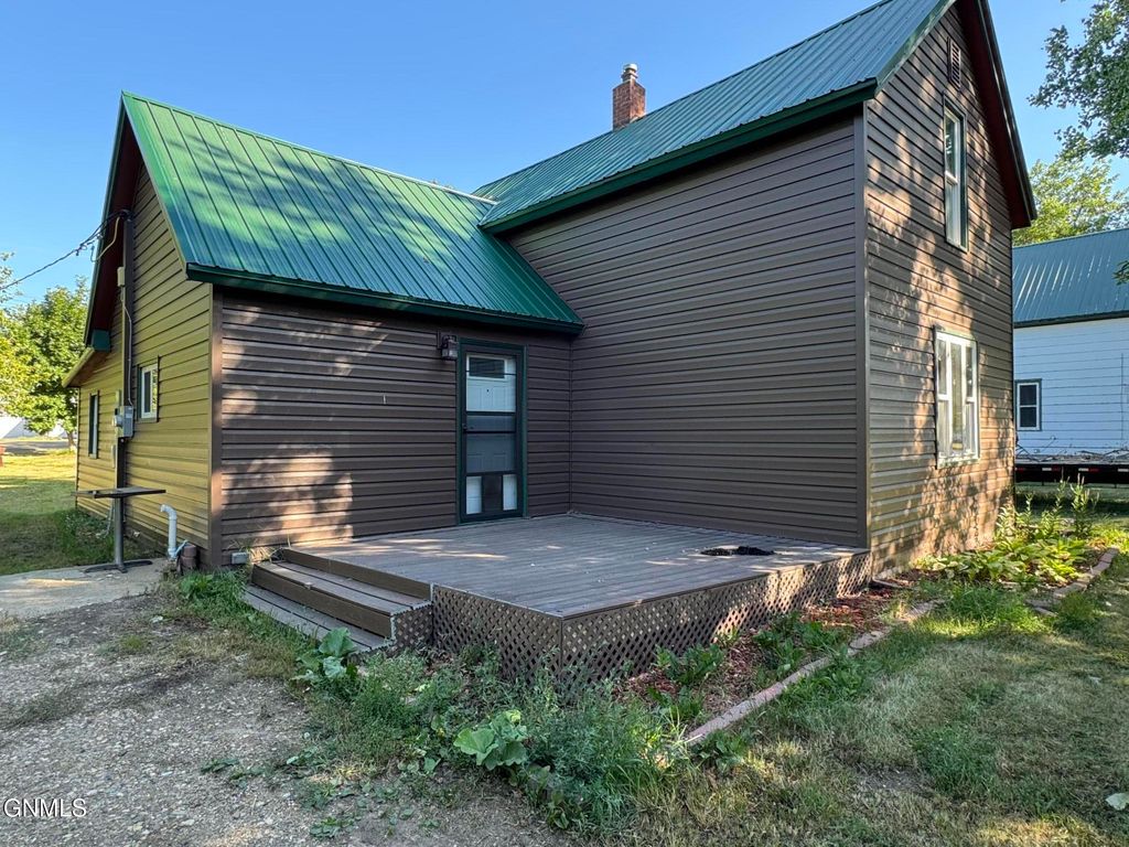 208 Roosevelt Avenue NE, Bowbells, ND 58721 photo 2
