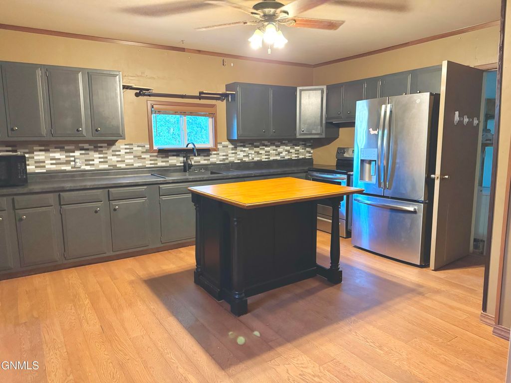 208 Roosevelt Avenue NE, Bowbells, ND 58721 photo 3