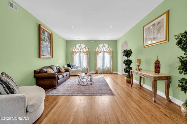 7 Koala Court, Colts Neck, NJ 07722