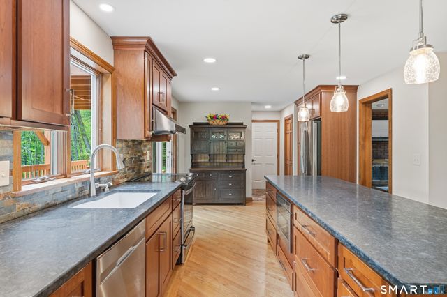 877 Newgate Road, Suffield, CT 06093