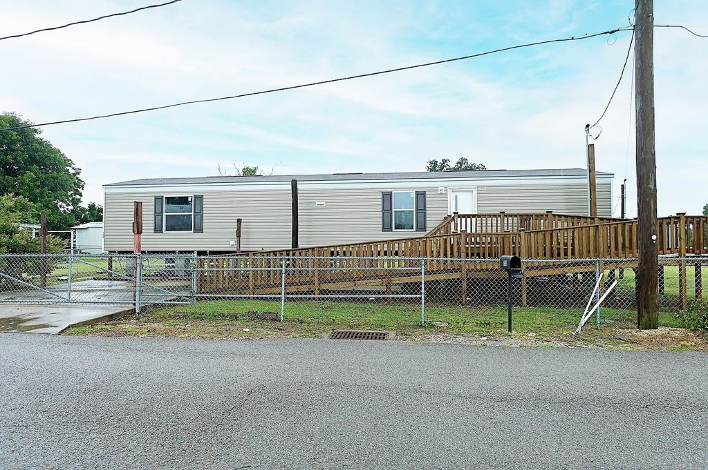 155 Doucet Dr, Golden Meadow, LA 70357