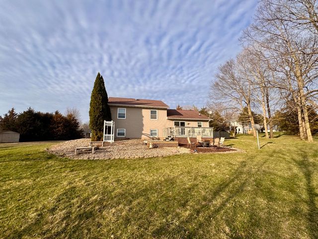 406 N Clover Court, Dixon, IL 61021