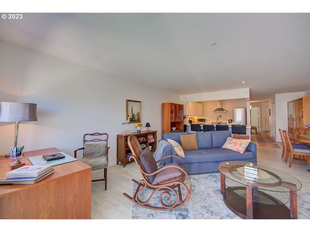 179 N HAYDEN BAY Dr, Portland, OR 97217