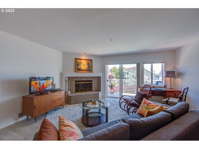 179 N HAYDEN BAY Dr, Portland, OR 97217