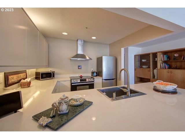 179 N HAYDEN BAY Dr, Portland, OR 97217