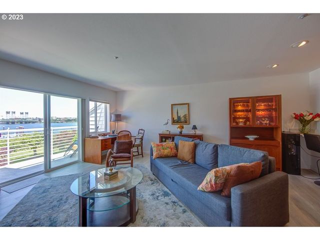 179 N HAYDEN BAY Dr, Portland, OR 97217