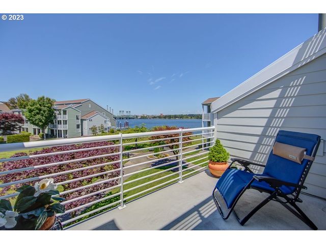 179 N HAYDEN BAY Dr, Portland, OR 97217