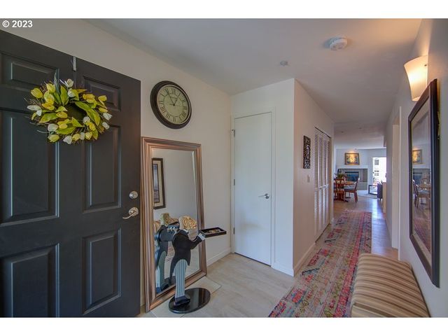 179 N HAYDEN BAY Dr, Portland, OR 97217
