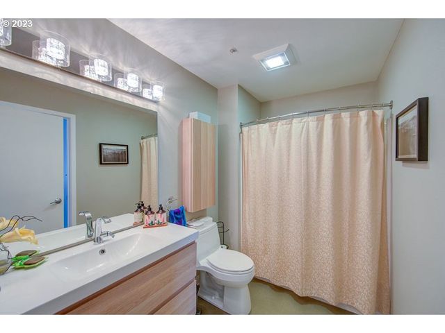179 N HAYDEN BAY Dr, Portland, OR 97217