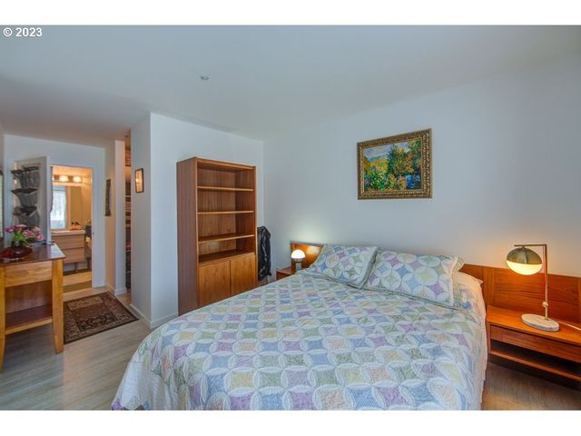 179 N HAYDEN BAY Dr, Portland, OR 97217