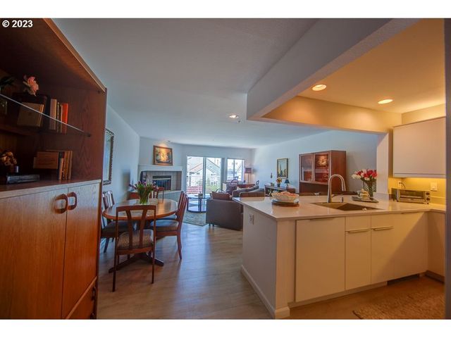 179 N HAYDEN BAY Dr, Portland, OR 97217