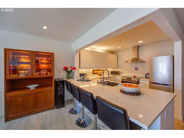 179 N HAYDEN BAY Dr, Portland, OR 97217