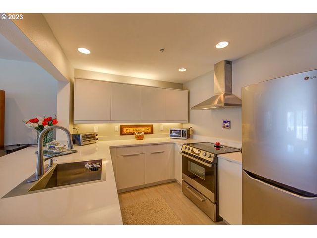 179 N HAYDEN BAY Dr, Portland, OR 97217