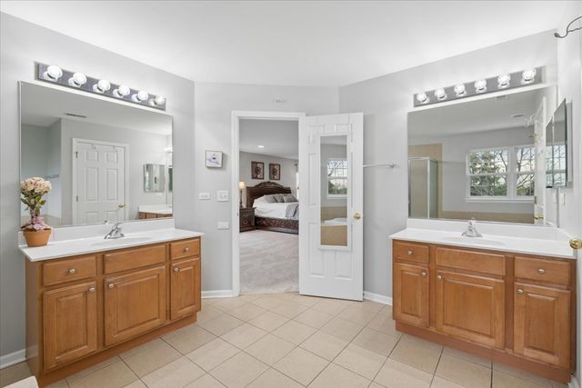 5423 SWAN Circle, Hoffman Estates, IL 60192