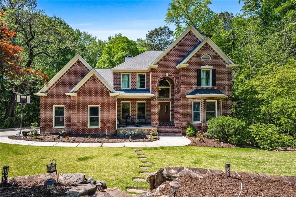 Image 1 of property listing at 2436 Fontainebleau Drive, Dunwoody, GA 30360
