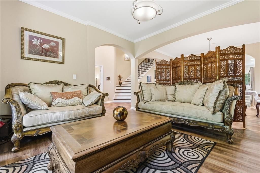 Image 10 of property listing at 2436 Fontainebleau Drive, Dunwoody, GA 30360