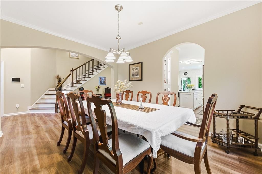 Image 11 of property listing at 2436 Fontainebleau Drive, Dunwoody, GA 30360