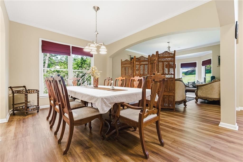 Image 12 of property listing at 2436 Fontainebleau Drive, Dunwoody, GA 30360