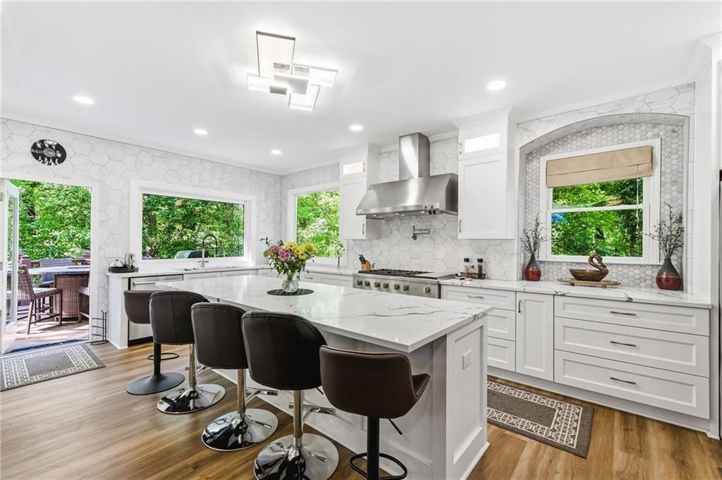 Image 14 of property listing at 2436 Fontainebleau Drive, Dunwoody, GA 30360