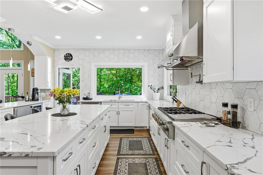 Image 15 of property listing at 2436 Fontainebleau Drive, Dunwoody, GA 30360