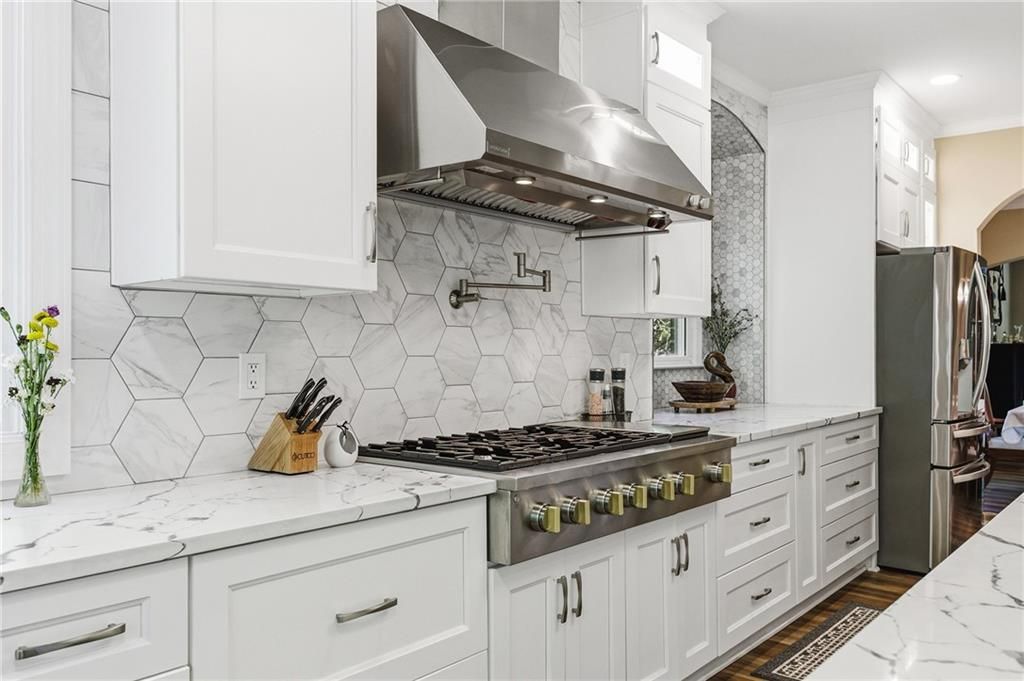 Image 16 of property listing at 2436 Fontainebleau Drive, Dunwoody, GA 30360