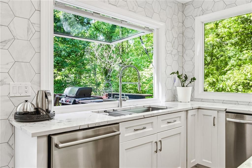 Image 17 of property listing at 2436 Fontainebleau Drive, Dunwoody, GA 30360