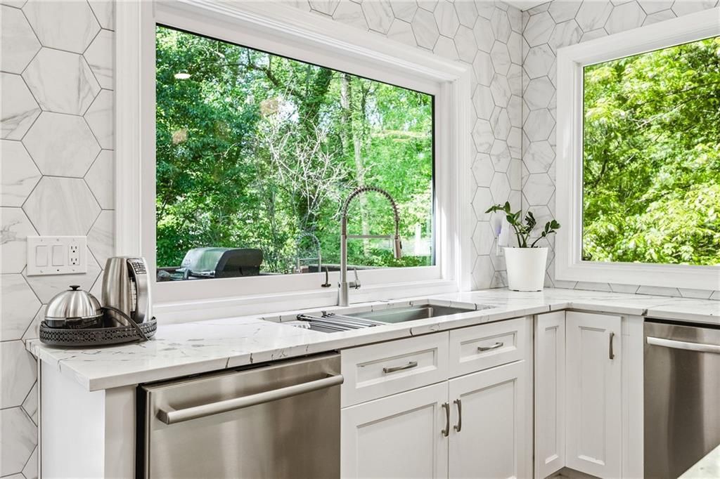 Image 18 of property listing at 2436 Fontainebleau Drive, Dunwoody, GA 30360