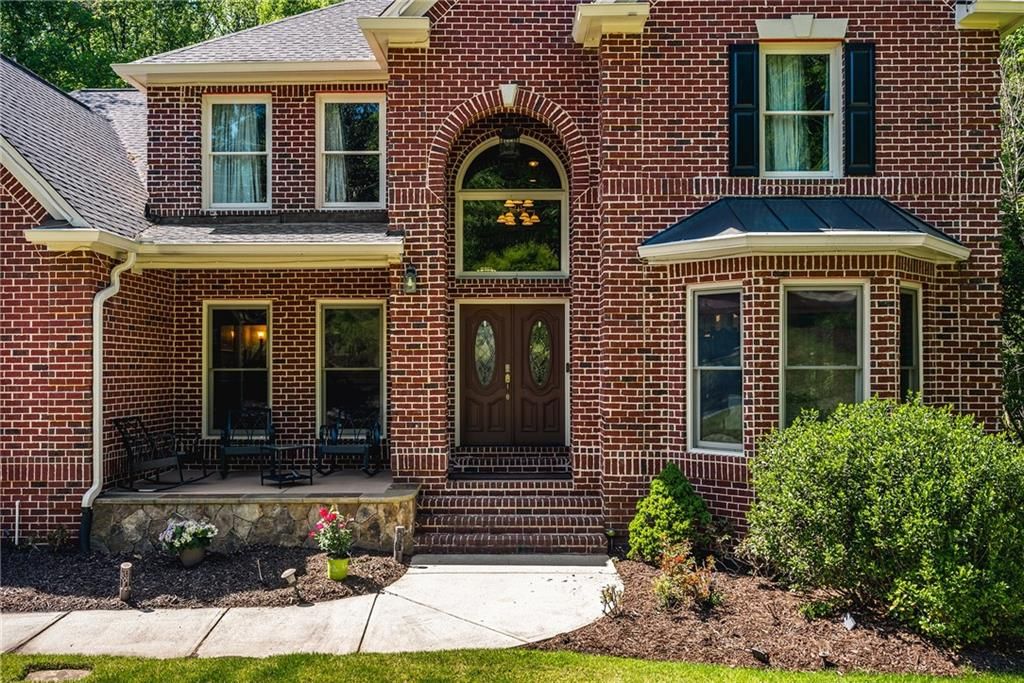 Image 2 of property listing at 2436 Fontainebleau Drive, Dunwoody, GA 30360