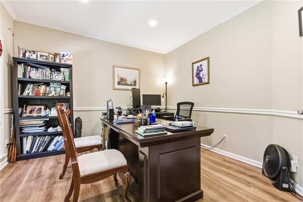 Image 20 of property listing at 2436 Fontainebleau Drive, Dunwoody, GA 30360