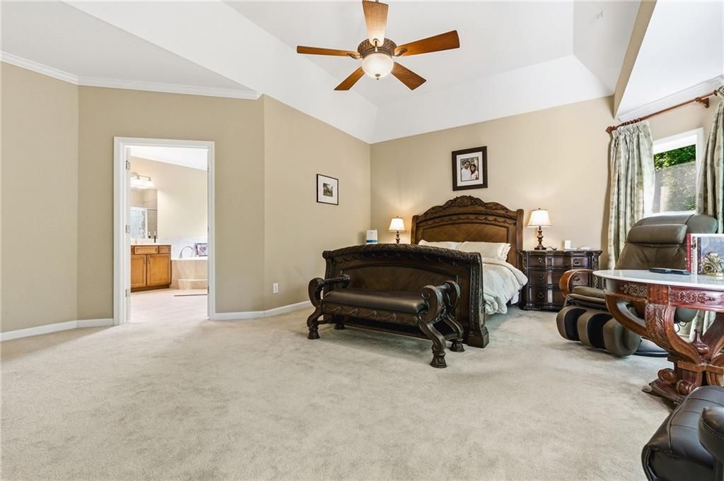 Image 23 of property listing at 2436 Fontainebleau Drive, Dunwoody, GA 30360