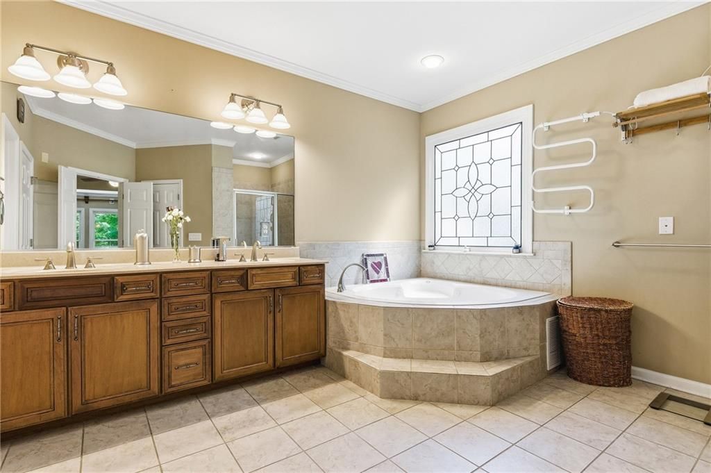 Image 25 of property listing at 2436 Fontainebleau Drive, Dunwoody, GA 30360