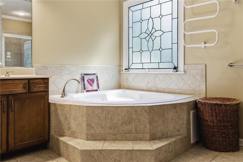 Image 26 of property listing at 2436 Fontainebleau Drive, Dunwoody, GA 30360