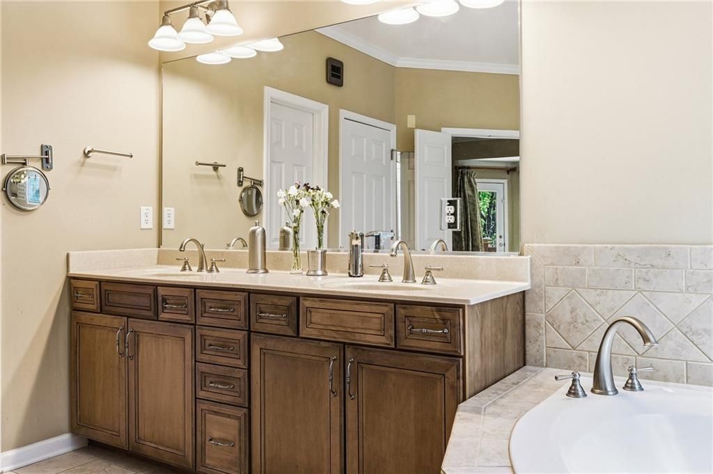 Image 27 of property listing at 2436 Fontainebleau Drive, Dunwoody, GA 30360