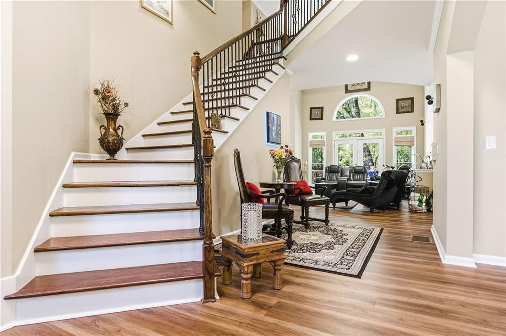 Image 3 of property listing at 2436 Fontainebleau Drive, Dunwoody, GA 30360