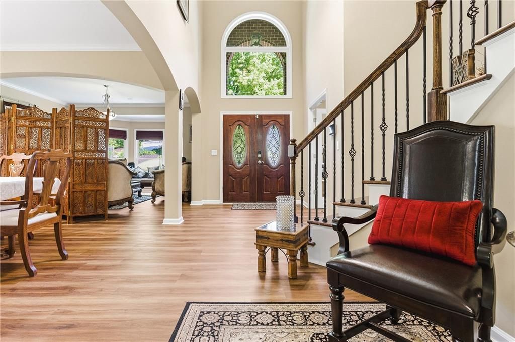 Image 4 of property listing at 2436 Fontainebleau Drive, Dunwoody, GA 30360