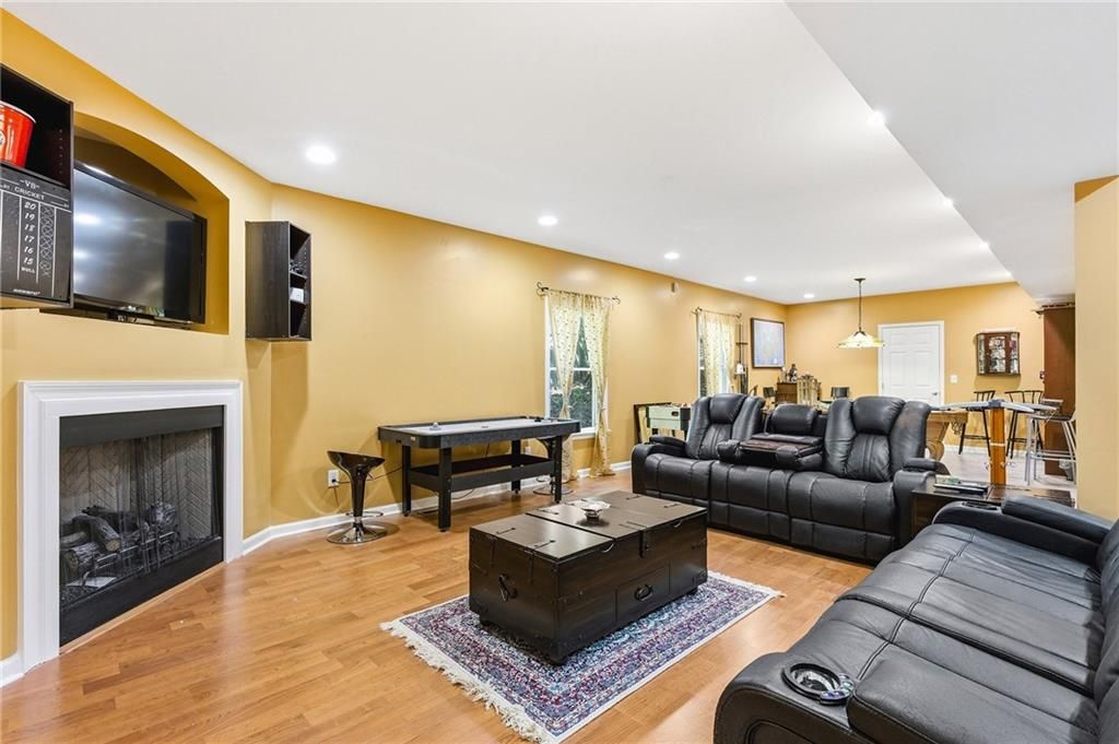 Image 46 of property listing at 2436 Fontainebleau Drive, Dunwoody, GA 30360