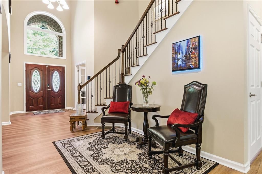 Image 5 of property listing at 2436 Fontainebleau Drive, Dunwoody, GA 30360