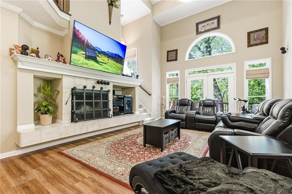 Image 6 of property listing at 2436 Fontainebleau Drive, Dunwoody, GA 30360