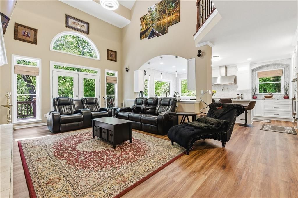 Image 7 of property listing at 2436 Fontainebleau Drive, Dunwoody, GA 30360