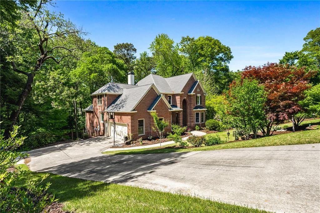 Image 70 of property listing at 2436 Fontainebleau Drive, Dunwoody, GA 30360