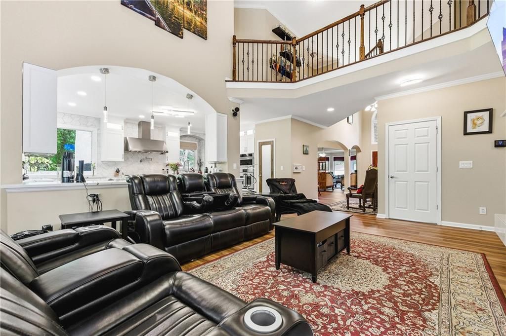 Image 8 of property listing at 2436 Fontainebleau Drive, Dunwoody, GA 30360