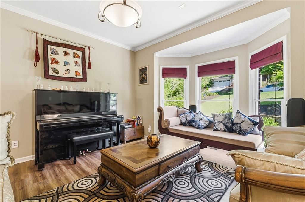 Image 9 of property listing at 2436 Fontainebleau Drive, Dunwoody, GA 30360