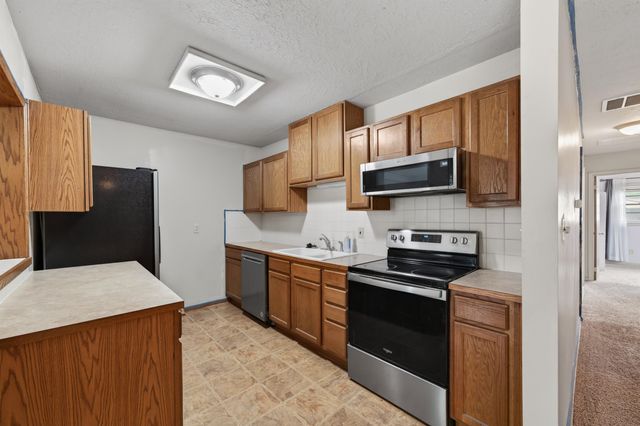 830 Anita Dr, Haysville, KS 67060