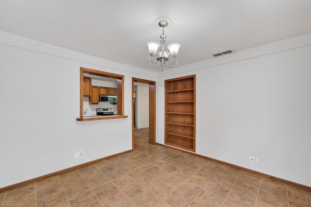 830 Anita Dr, Haysville, KS 67060