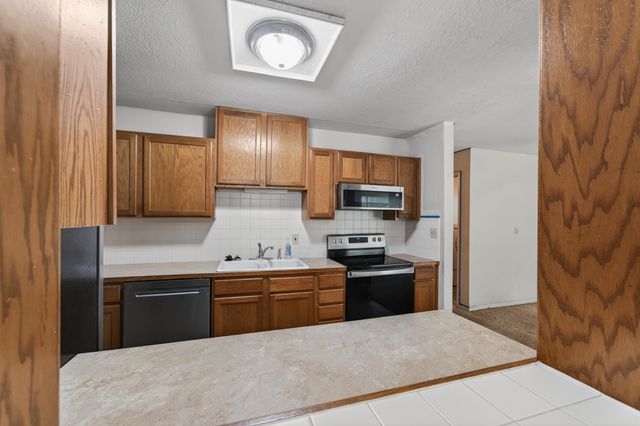 830 Anita Dr, Haysville, KS 67060