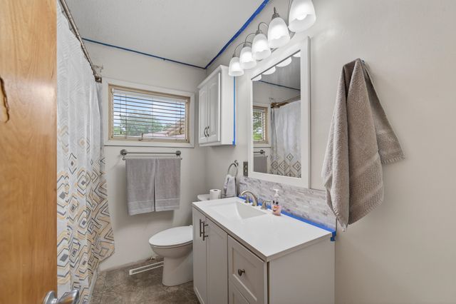 830 Anita Dr, Haysville, KS 67060