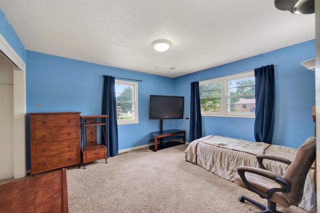 830 Anita Dr, Haysville, KS 67060