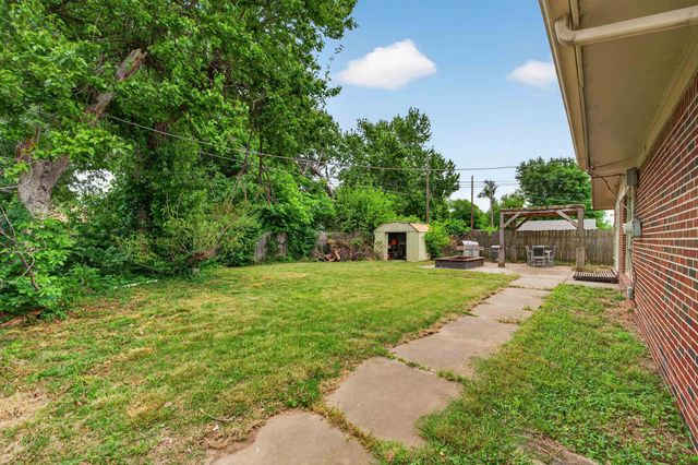 830 Anita Dr, Haysville, KS 67060